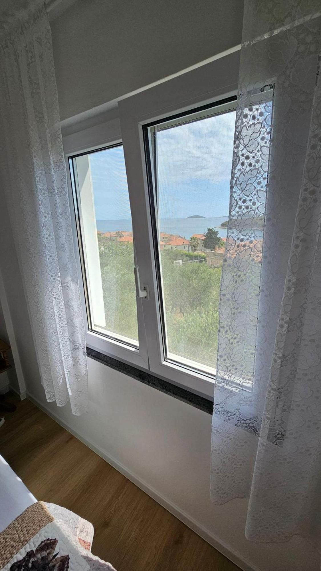 Apartmani Ela Prvić Luka المظهر الخارجي الصورة